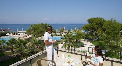 کریستال فلورا بیچ ریزورت