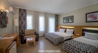 کریستال فلورا بیچ ریزورت