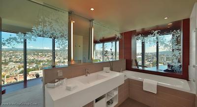 رادیسون بلو ایوریا