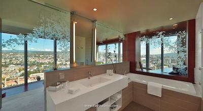 رادیسون بلو ایوریا