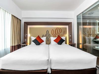 نیووتل سیلوم بانکوک