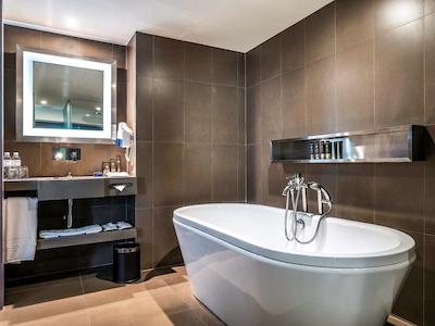 نیووتل سیلوم بانکوک