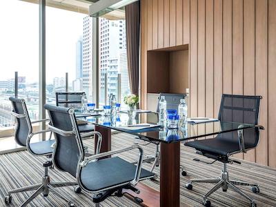 نیووتل سیلوم بانکوک