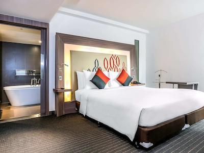 نیووتل سیلوم بانکوک