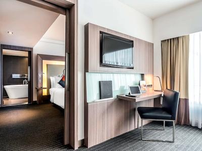 نیووتل سیلوم بانکوک