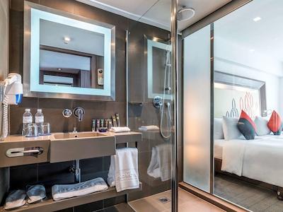 نیووتل سیلوم بانکوک