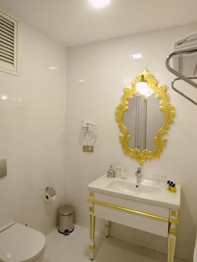 ام بی دلوکس هتل