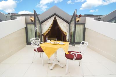 ام بی دلوکس هتل