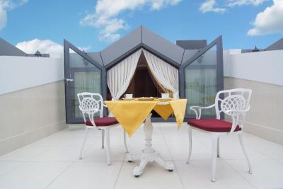 ام بی دلوکس هتل