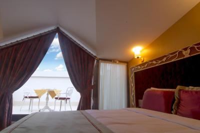 ام بی دلوکس هتل