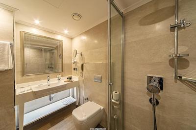 موکارناس تکسیم هتل