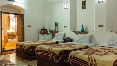 هتل اقامتگاه بومگردی نقره یزد