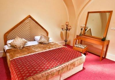 هتل لاله بیستون کرمانشاه