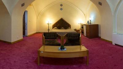 هتل لاله بیستون کرمانشاه