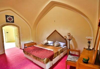 هتل لاله بیستون کرمانشاه