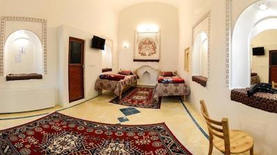 هتل اقامتگاه سنتی خادمی کاشان