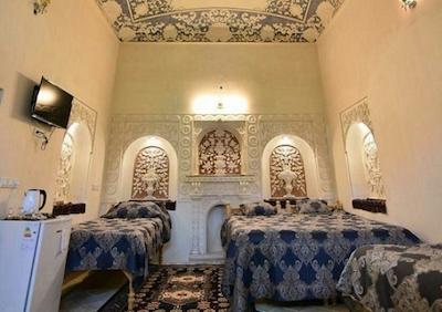 هتل اقامتگاه سنتی خادمی کاشان