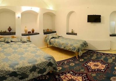 هتل اقامتگاه سنتی خادمی کاشان