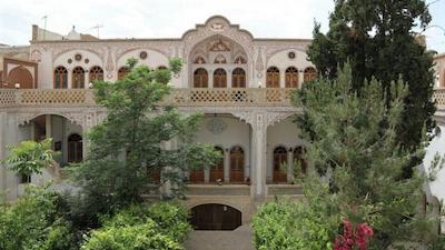 هتل اقامتگاه سنتی خادمی کاشان