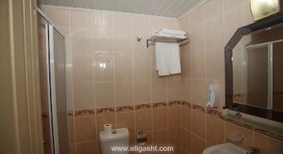 لارا هادریانوس