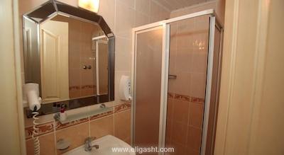 لارا هادریانوس