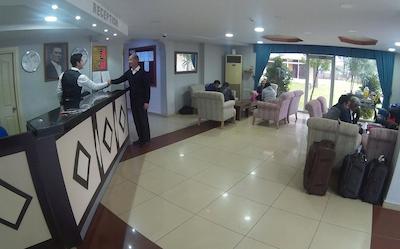 لارا هادریانوس