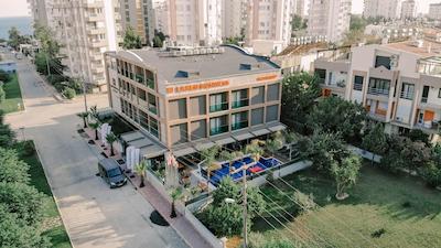 لارا هادریانوس