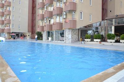 لارا هادریانوس