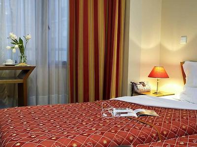 اداجیو اکسز پاریز تیلسیت چامپز-الیسیز