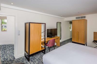 چاتیو اُن د پارک-چریسچورچ ا دوبلتری بای هیلتون هتل