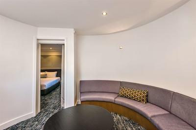 چاتیو اُن د پارک-چریسچورچ ا دوبلتری بای هیلتون هتل