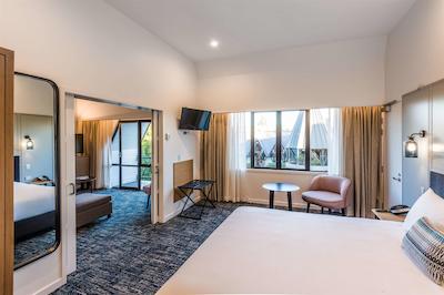 چاتیو اُن د پارک-چریسچورچ ا دوبلتری بای هیلتون هتل