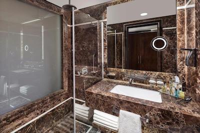 دابل تری بای هیلتون استانبول گایرتپه