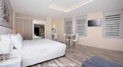 نوسا سوئیتس پرا