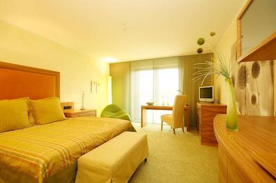 اتریوم مینز