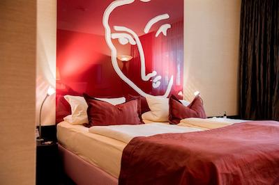 اتریوم مینز