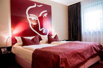 اتریوم مینز