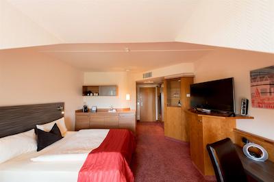 اتریوم مینز