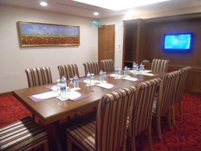 جی ال کا پریمیر د هوم سویتز