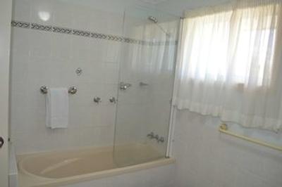 بست وسترن امباسادر متر لج