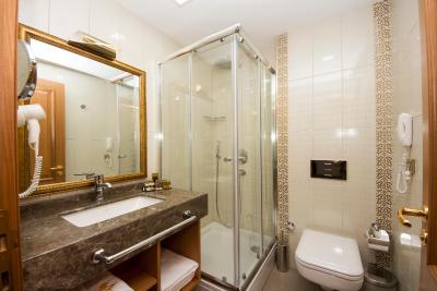 اپریلیس هتل