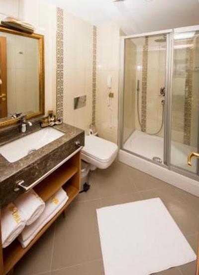 اپریلیس هتل