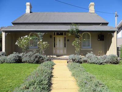 بست وسترن پلاس گولبورن