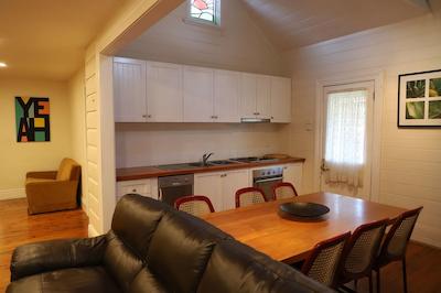 بست وسترن پلاس گولبورن