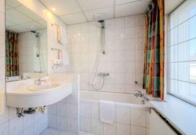 امباسادر منن