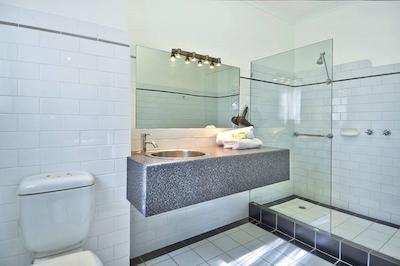 بست وسترن گیلنگ متر این اند اپارتمنتز