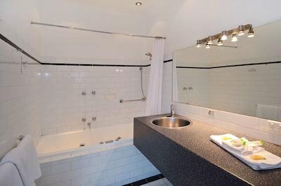 بست وسترن گیلنگ متر این اند اپارتمنتز