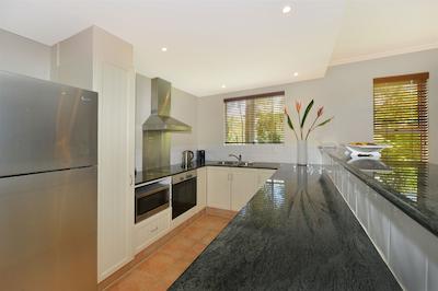 کمان ویلاز پرت دوگلاز