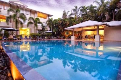 کمان ویلاز پرت دوگلاز