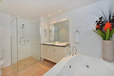 کمان ویلاز پرت دوگلاز